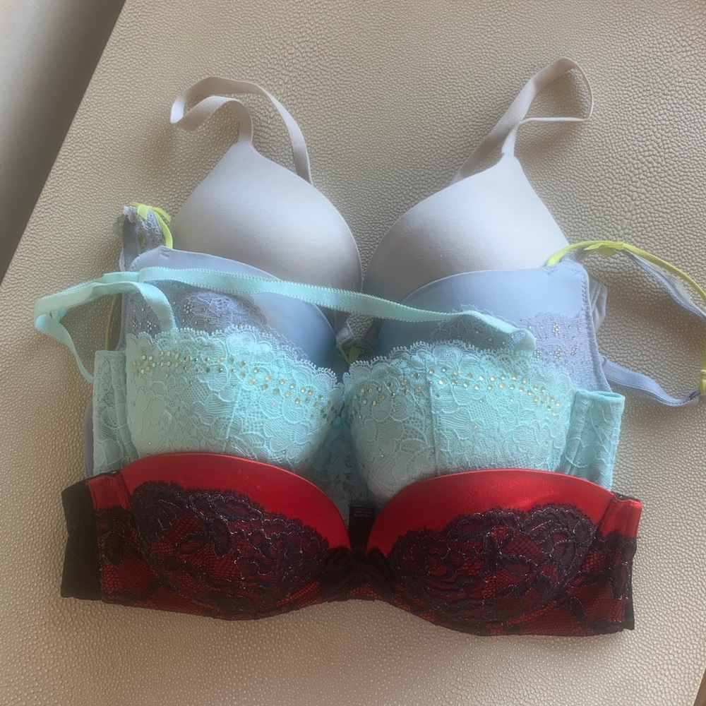 VICTORIAS SECRET 32D BRA BUNDLE